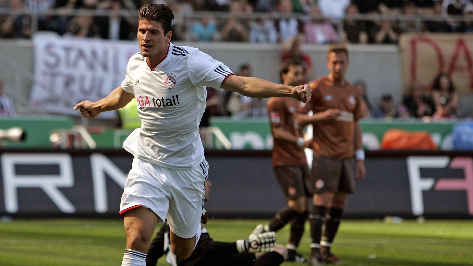 
                <strong>FC St. Pauli - FC Bayern München 1:8 (07. Mai 2011)</strong><br>
                Am vorletzten Spieltag der Saison 2010/11 nahm der FC Bayern das damalige Tabellen-Schlusslicht FC St. Pauli am Millerntor in die Einzelteile auseinander. Beim 8:1-Sieg erzielte alleine Mario Gomez drei Treffer für die Münchner, dazu steuerten die Flügelflitzer Arjen Robben und Franck Ribery jeweils einen Doppelpack bei. Auch der aufgerückte Innenverteidiger Daniel van Buyten konnte sich mit einem Kopfball nach einer Ecke in die Torschützenliste eintragen. Für St. Paulis Treffer war Marcel Eger in der 78. Minute verantwortlich - es war beim zwischenzeitlichen Stand von 1:5 aus Sicht der Hamburger ein wohl eher schwacher Trost. 
              