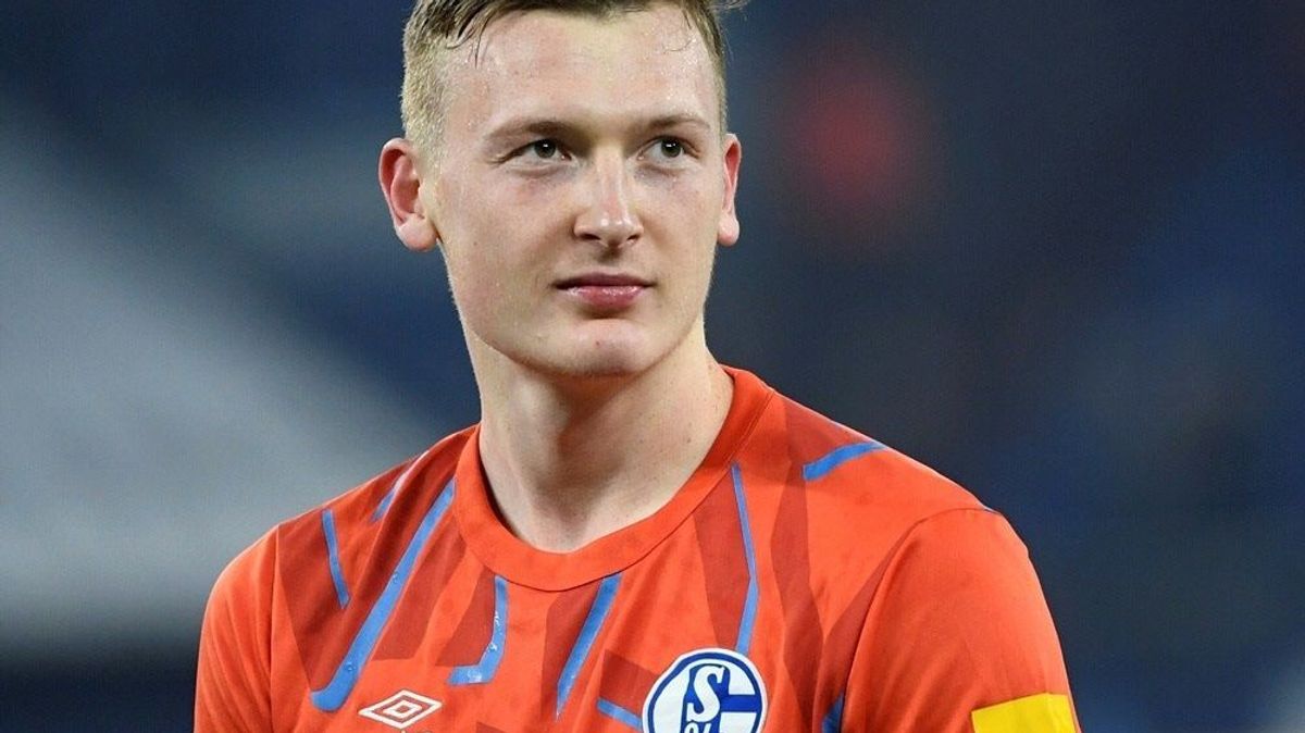Markus Schubert besucht Schalke-Fan-Klub im Altenheim