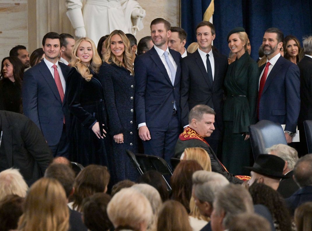 Von links: Schwiegersohn Michael Boulos, Tochter Tiffany Trump, Schwiegertochter Lara Trump, Sohn Eric Trump, Schwiegersohn Jared Kushner, Tochter Ivanka Trump und Sohn Donald Trump Jr. 