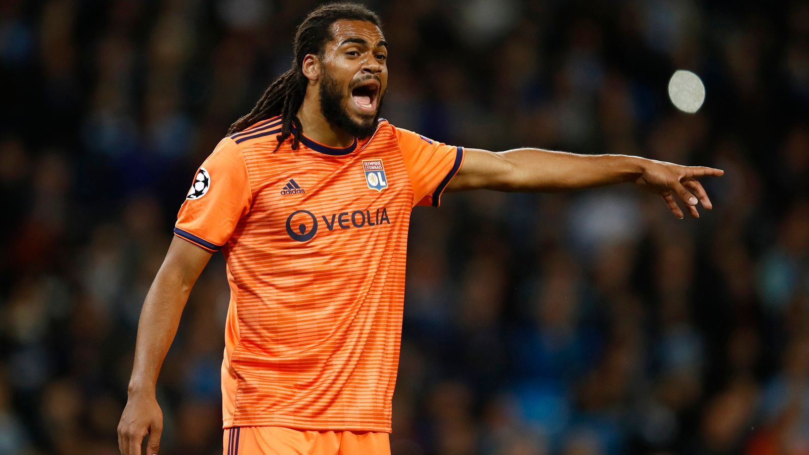 
                <strong>Jason Denayer (verkauft an Olympique Lyon)</strong><br>
                Das Thema Leihen kannte der belgische Verteidiger Jason Denayer aus seiner Zeit bei Manchester City ebenfalls bestens. Bei Celtic Glasgow, Sunderland und Galatasaray wurde der 24-Jährige in der Vergangenheit von den Citizens geparkt. Bei den Profis der Engländer durfte der Nationalspieler hingegen kein einziges Mal ran. Dennoch machte ManCity im Sommer 2018 mit dem WM-Teilnehmer einen satten Transfergewinn, als Denayer für geschätzte elf Millionen Euro Ablöse an Olympique Lyon verkauft wurde. Beim Ligue-1-Klub eroberte sich der Belgier mit kongolesischen Wurzeln sofort einen Stammplatz.
              