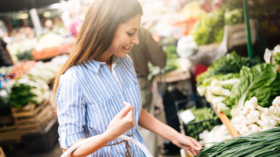 Viel frisches Gemüse bereichert nicht nur den Speiseplan. Eine ausgewogene Ernährung schützt die Gesundheit der Leber.