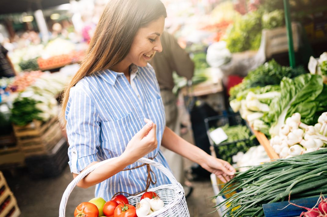 Viel frisches Gemüse bereichert nicht nur den Speiseplan. Eine ausgewogene Ernährung schützt die Gesundheit der Leber.