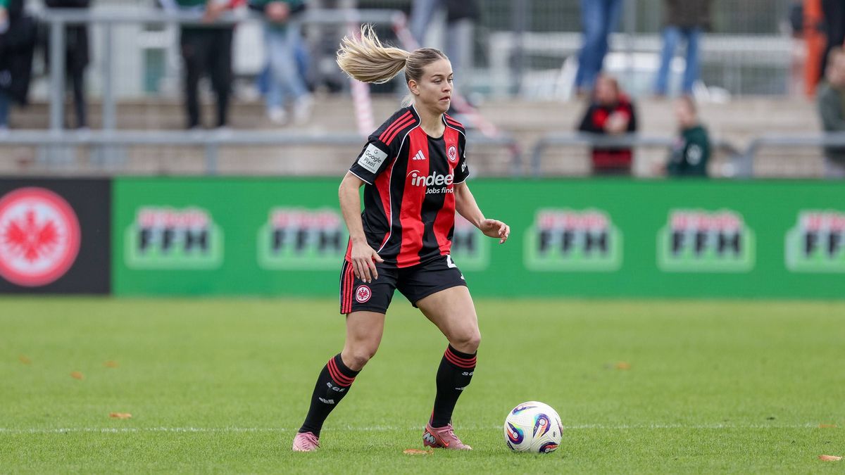 Nadine Riesen (Eintracht Frankfurt, 22) am Ball, Freisteller, Einzelbild, Ganzkörper, Aktion, Action, Spielszene, DIE DFB-RICHTLINIEN UNTERSAGEN JEGLICHE NUTZUNG VON FOTOS ALS SEQUENZBILDER UND ODE...
