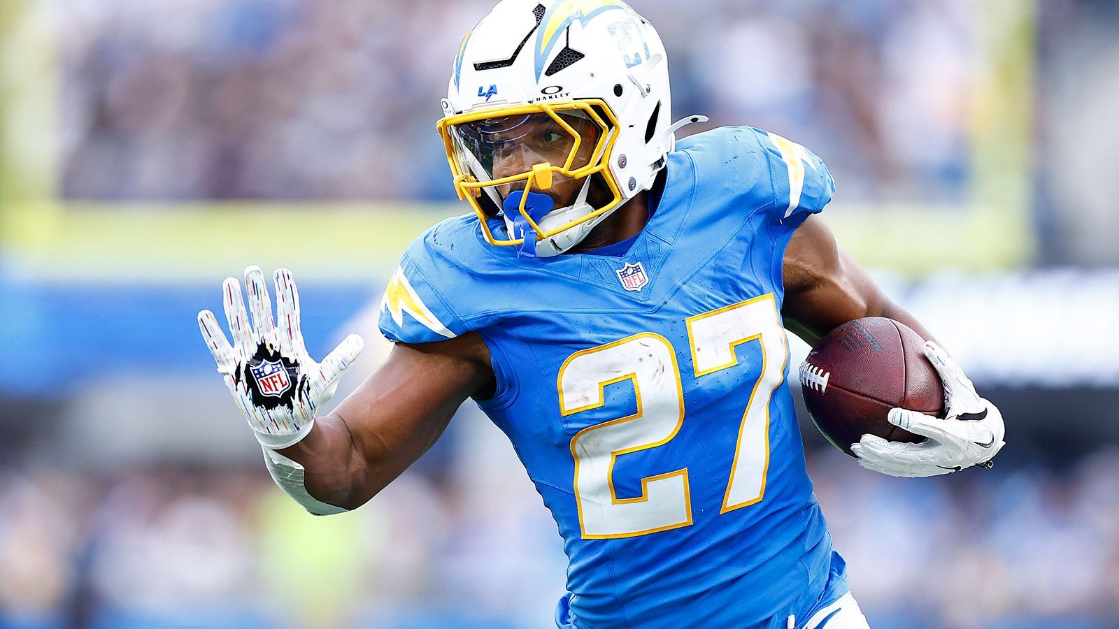 <strong>J. K. Dobbins (Los Angeles Chargers)</strong><br>Ein klassischer Fall von "ausgerechnet". Der Running Back ist qualitativ genauso überragend wie verletzungsanfällig. Auch ein Grund, warum die Baltimore Ravens Dobbins nach einer langen Verletzungsmisere an die Los Angeles Chargers abgaben. Beim jüngsten Aufeinandertreffen <a href="https://www.ran.de/sports/american-football/nfl/videos/nfl-highlights-lamar-unaufhaltsam-ravens-gewinnen-harbaugh-bowl">unterlagen die Chargers den Ravens mit 23:30</a> und verloren Dobbins verletzungsbedingt im zweiten Viertel. Es ist wohl wieder eine Knieverletzung, Ausfallszeit noch unbekannt.