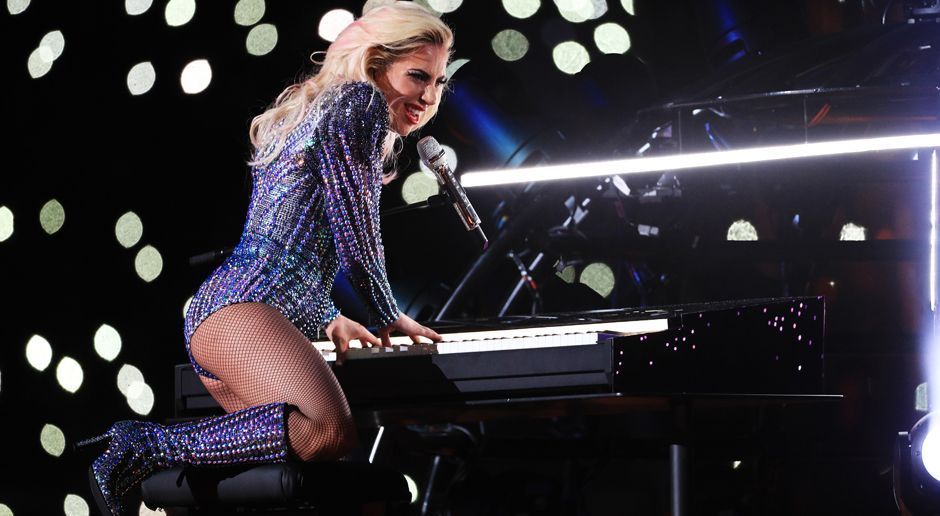
                <strong>Super Bowl 2017: Die Halftime-Show von Lady Gaga</strong><br>
                Siehe da: Ein Klavier lässt sich auf kniend bedienen.
              