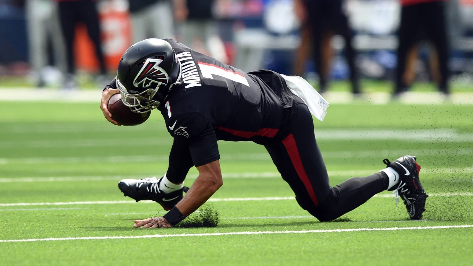 
                <strong>Atlanta Falcons</strong><br>
                Mit zwei möglichen NFC-Playoff-Contendern hatten die Atlanta Falcons keinen leichten Start in die neue Saison. Dennoch lieferten sie zum Auftakt gegen die New Orleans Saints (26:27) bis zum Kollaps im vierten Viertel eine solide Leistung. Gegen die Los Angeles Rams (27:31) lief es genau umgekehrt, die Falcons konnten ihr Comeback im Spiel aber nicht mehr krönen. Insgesamt sahen die Falcons zu Beginn besser aus als erwartet, doch es fehlte in der Offense wie der Defense an Konstanz. Gerade Marcus Mariota als Quarterback erlebte eine Achterbahnfahrt in beiden Partien. Rookie Drake London könnte sich in dieser Saison zum heimlichen Star entwickeln und scheint der Lichtblick der Franchise zu sein. Für den ein oder anderen Upset-Sieg haben die Falcons das Potential, eine Playoff-Teilnahme scheint aber außer Reichweite sein.
              