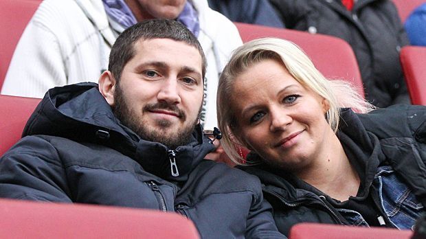 
                <strong>Sascha und Ivonne Mölders</strong><br>
                Wie der Facebook-Post bei den Verantwortlichen des FC Augsburg ankam, ist nicht bekannt. Es ist aber nicht das erste Mal, dass sich eine Spielerfrau ins sportliche Geschehen einmischt ...
              