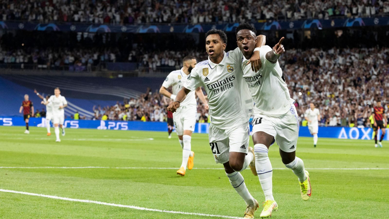 
                <strong>Sturm: Vinicius Jr. (Real Madrid)</strong><br>
                Bester Mann beim Champions-League-Sieger des Vorjahres. Man traute sich kaum, die Augen von Vinicius Jr. zu nehmen, so integriert war er in jeden Real-Angriff und in jeden Überraschungsmoment der Königlichen. Ihm gelangen die meisten Dribblings des Wettbewerbs (82) und mit sechs Assists die zweitmeisten Vorlagen. Ein Fußballer wie von der Konsole, der aber durch seine Effizienz im letzten Drittel nicht nur für die Galerie spielt.
              