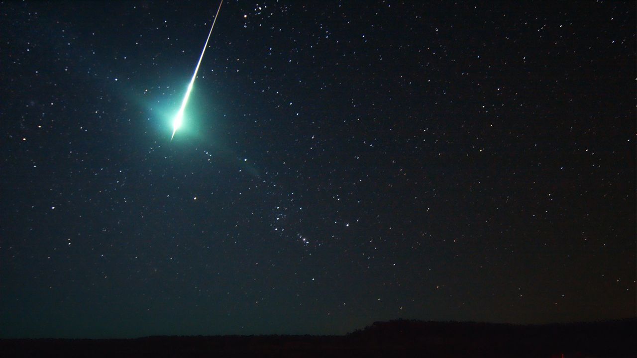 UFO-Angriff? Nein, lediglich ein Meteor. Die Himmelskörper leuchten sekundenlang auf, wenn sie in die Erdatmosphäre eintreten und verglühen.