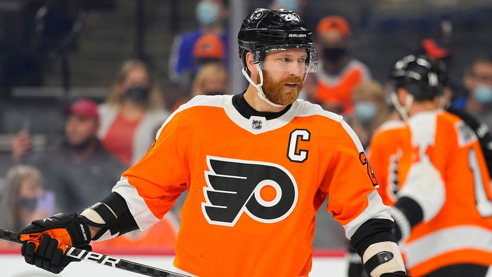 
                <strong>Claude Giroux (Philadelphia Flyers)</strong><br>
                Der Center hat seit 2006 bis jetzt mehr als 950 Spiele im Trikot der Flyers absolviert, er ist seit 2013 auch der Kapitän. In dieser Zeit kommt er auf knapp 280 Tore und über 590 Assists. Interessant: Aufgrund des NHL-Lockdowns 2012 unterschrieb er bei den Eisbären Berlin und stand in neun DEL-Spielen auf dem Eis, ehe er wegen einer Verletzung in die USA zurückkehrte. In den zurückliegenden zehn Jahren gehörte er zu den Spielern mit den meisten Einsätzen und den meisten Punkten. In diesem Jahrzehnt haben die Flyers allerdings auch nur zwei Playoff-Serien gewonnen, fünf Mal haben sie sich gar nicht qualifiziert. Der 33-Jährige, der bei den Flyers in sein letztes Vertragsjahr geht, hat noch eine Rechnung offen.
              