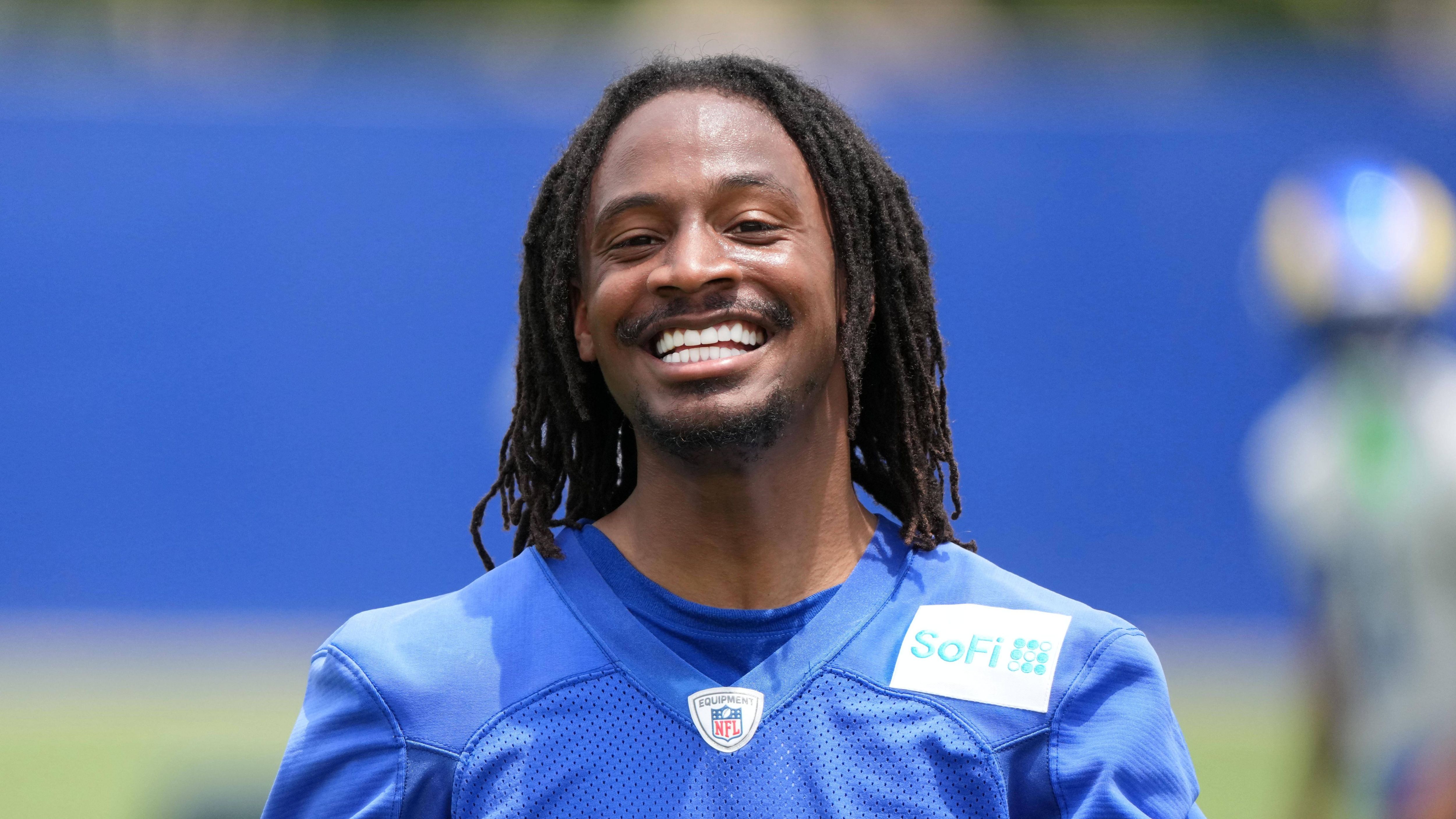 <strong>Los Angeles Rams: Tutu Atwell (Wide Receiver)<br></strong><strong>Vertragdetails</strong>: 1 Jahr, 10 Millionen US-Dollar<br>In den vergangenen beiden Spielzeiten steuerte Tutu Atwell in einer Komplementär-Rolle solide 483 bzw. 562 Yards bei. Aktuell dürfte er allerdings in der Rangordnung weit hinter Puka Nacua und Davante Adams stehen. Zehn Millionen US-Dollar für den dritten Receiver sind etwas überzogen.