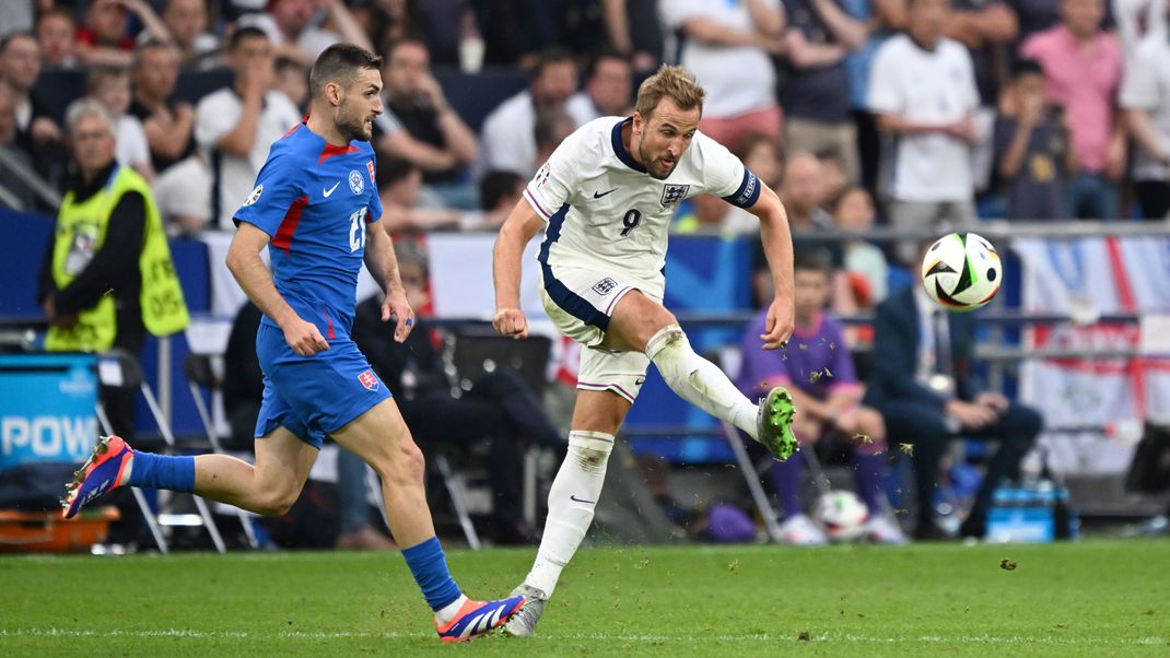 Englands Harry Kane (r) und Matus Bero von der Slowakei kämpfen um den Ball.&nbsp;