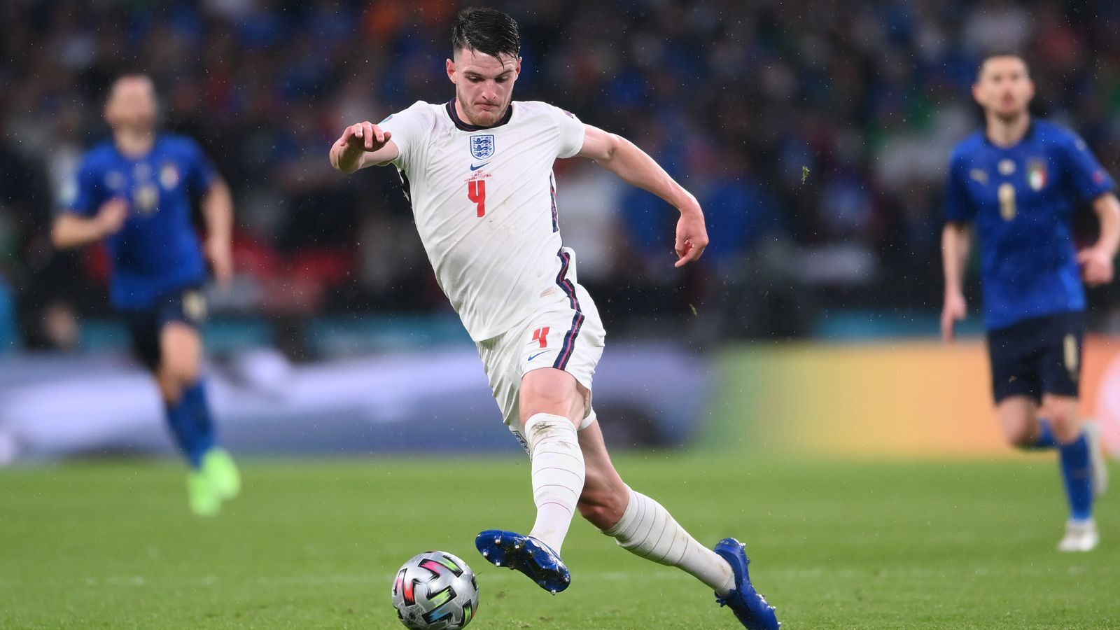 
                <strong>Mittelfeld: Declan Rice (England)</strong><br>
                Während Pedri bei den Spaniern durch technische und spielerische Akzente überzeugte, stand bei Englands Mittelfeldmann Declan Rice vor allem die physische Komponente im Vordergrund. Der Profi von West Ham United arbeitete sich als kampfstarker Sechser regelmäßig an seinen Gegenspielern ab, das zumeist auch noch fair, was Rice für Coach Gareth Southgate umso wertvoller macht. Beim 22-Jährigen dürfte es nach der EM wohl nur eine Frage der Zeit sein, bis er den nächsten Karriereschritt macht. So gut wie alle englischen Topklubs sollen Interesse an einer Verpflichtung des noch bis 2024 an die "Hammers" gebundenen Rice haben.
              