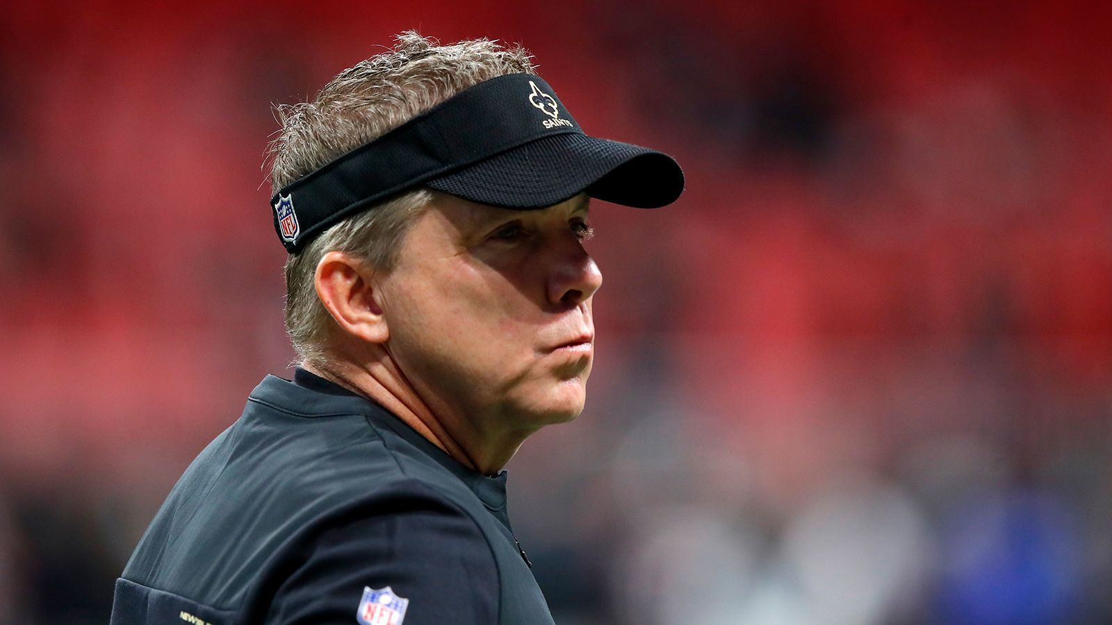 
                <strong>Sean Payton (Denver Broncos)</strong><br>
                In seiner langen Zeit als Head Coach nahm Payton, je nach Quarterback, immer wieder Änderungen an seiner schematischen Grundausrichtung vor. In den Anfangsjahren mit einem jungen Drew Brees setzten die Saints auf vertikales Passspiel, mit Brees steigendem Alter und sinkender Wurfkraft orchestrierte Payton ein effizientes Kurzpassspiel, welches Brees mit seinem Spielverständnis, seiner Passgenauigkeit und seinem schnellem Release gut umsetzen konnte. Payton fand zudem immer wieder Rollen für einzigartige Spieler. Das bekannteste Beispiel dürfte Taysom Hill sein, der bei Payton als Quarterback, Running Back und Tight End eingesetzt wurde. 
              