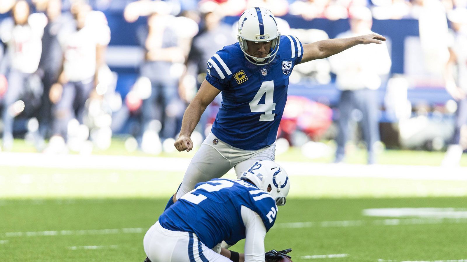 
                <strong>Platz 1: Adam Vinatieri, 233 Siege</strong><br>
                Teams: New England Patriots, Indianapolis ColtsKein Kicker in der NFL-Geschichte hat mehr Field Goals verwandelt als Adam Vinatieri. Der Routinier ist außerdem viermaliger Super-Bowl-Champion und wurde drei Mal ins All-Pro First Team gewählt. In seiner Karriere profitierte er davon mit zwei Hall-of-Fame-Quarterbacks zusammen gespielt zu haben: Peyton Manning und Tom Bady. Doch Vinatieri war es auch, der zwei Mal kurz vor Schluss ein Field Goal verwandelte und so den Patriots den Titel sicherte. Dass Vinatieri diesen Rekord hält liegt vor allem aber an seiner Konstanz - selbst mit seinen 45 JAhren zählt er immer noch zu den zuverlässigsten Kickern der Liga.
              