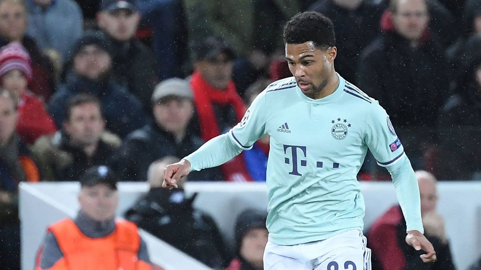 
                <strong>Serge Gnabry</strong><br>
                Gefährliche Szenen gehen meist über ihn. Harmoniert mit Kimmich besser als Coman und Alaba auf der linken Seite. Bringt immer wieder gute Flanken in den Strafraum, wird am Ende nur nicht dafür belohnt. Nahezu der einzige Bayern-Spieler, der 1:1-Situationen sucht. Könnte in manchmal noch etwas mutiger zu Werke gehen, dann wäre das Tor womöglich gefallen. In der Nachspielzeit für Rafinha ausgewechselt. ran-Note: 2
              