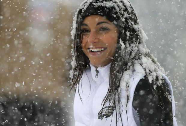 
                <strong>Die Cheerleader</strong><br>
                Für die Cheerleader der Philadelphia Eagles auch kein alltäglicher Einsatz. An "heiße Outfits" ist heute nicht wirklich zu denken - der Spaß geht dennoch nicht verloren
              