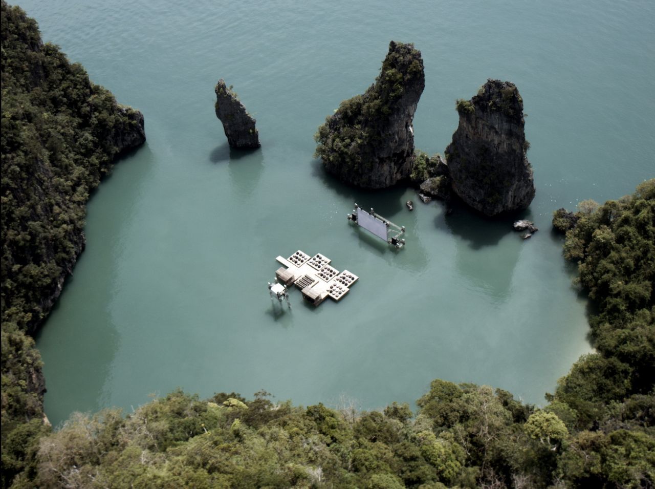 Dieses Kino kann schwimmen: Der deutsche Architekt Ole Scheeren baute es aus recyceltem Holz, und zwar für ein Film Festival in der in der thaliändischen Lagune Nai Pi Lae.