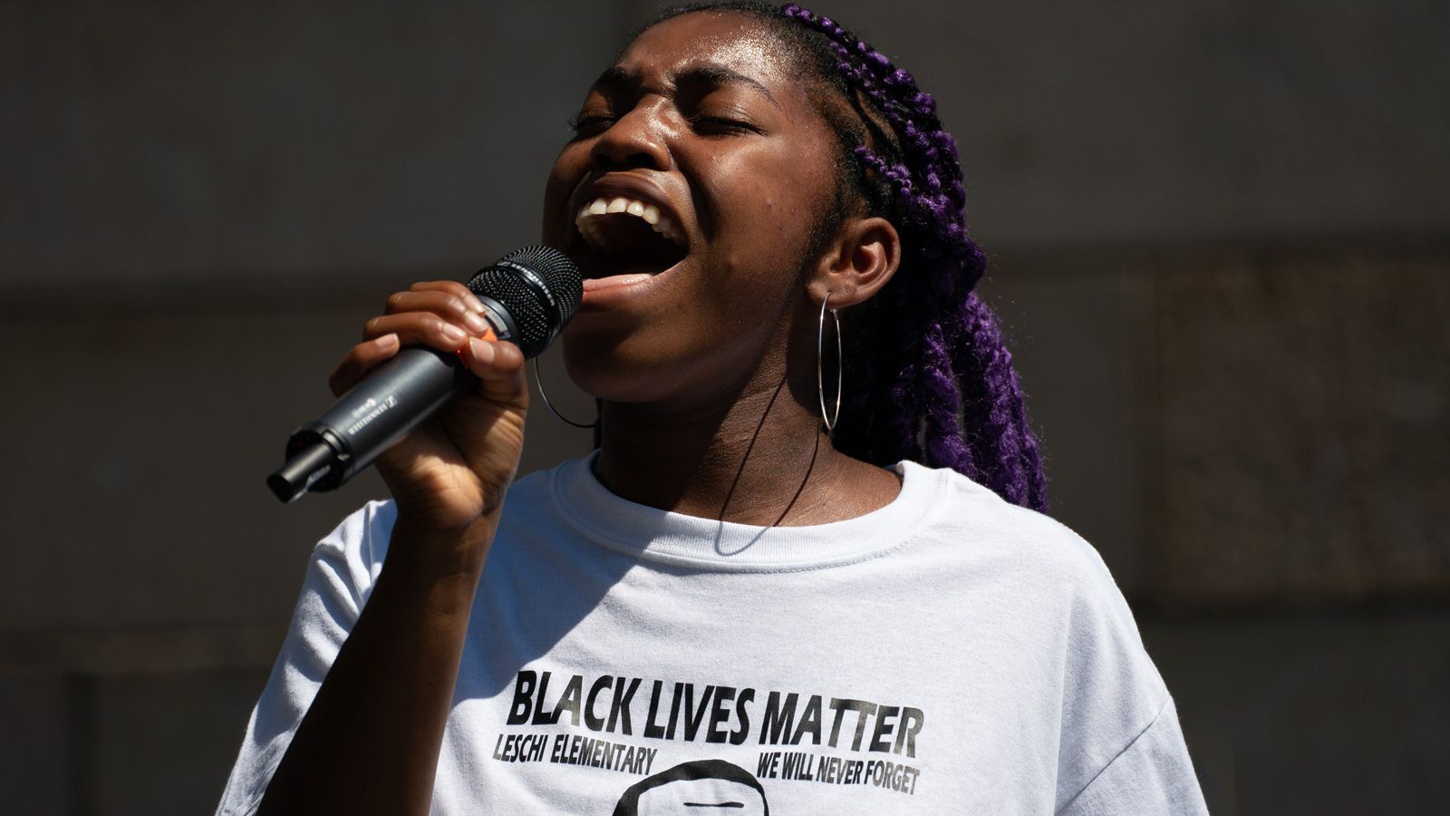 
                <strong>Symbolträchtiges Lied vor allen Spielen</strong><br>
                Neben der Nationalhymne wird vor jedem Spiel des 1. Spieltags das Lied "Lift Every Voice and Sing" abgespielt. Das Lied wird häufig als Nationalhymne der Afro-Amerikaner bezeichnet. Bei Barack Obamas Vereidigung zum US-Präsidenten wurde die dritte Strophe vorgetragen. Allerdings wird das Lied vor den NFL-Partien nicht live gesungen, sondern eine vorab aufgezeichnete Version eingespielt.
              