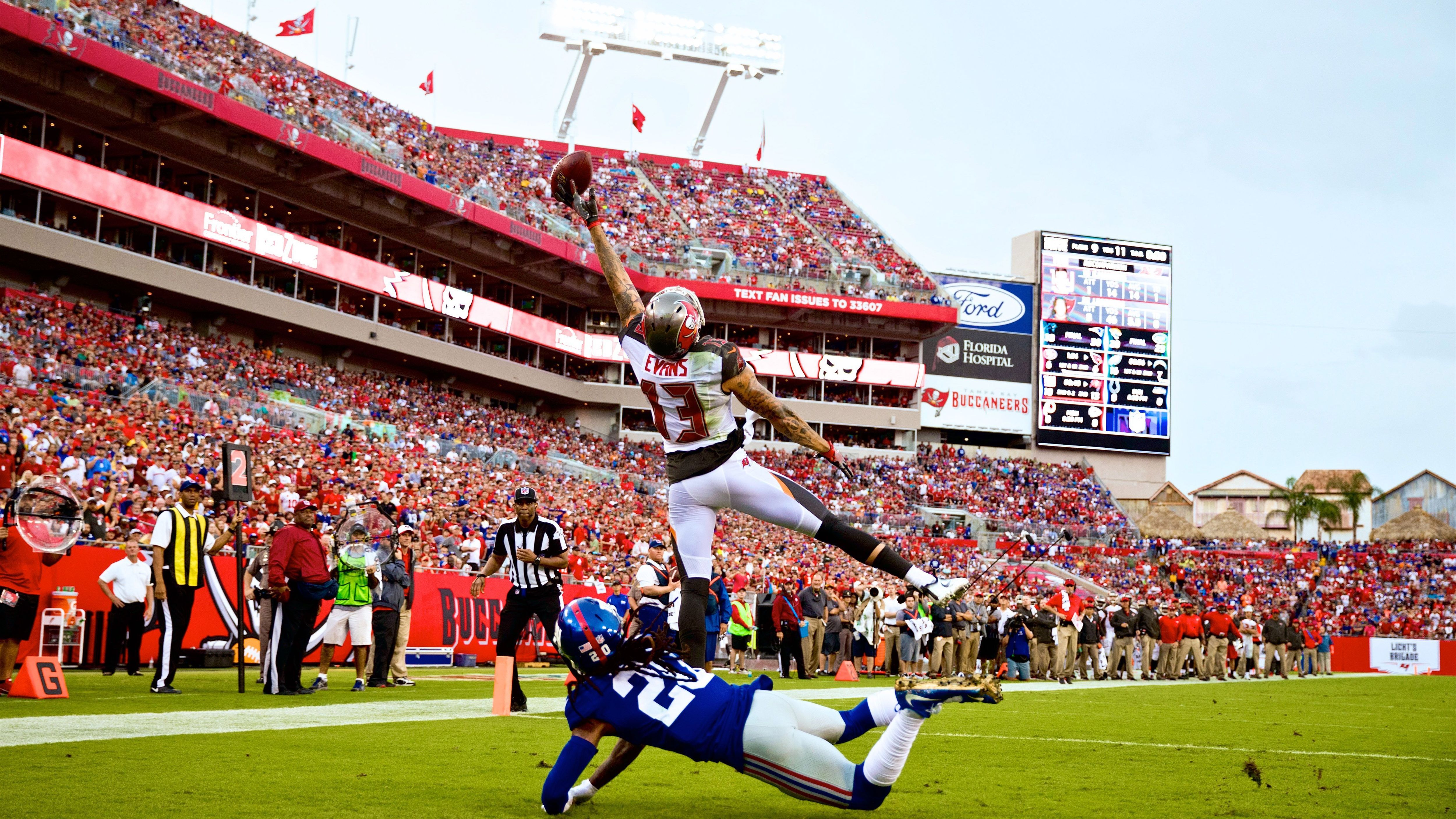 
                <strong>Tampa Bay Buccaneers</strong><br>
                Stadion: Raymond James Stadium -Kapazität: 65.890 -Erlaubte Zuschauer 2020: Die Tampa Bay Buccaneers dürfen seit Week 6 rund 16.500 Fans ins Stadion lassen - was einer Auslastung von 25 Prozent entspricht. Die ersten beiden Heimspiele wurden ohne Zuschauer ausgetragen. - Erlaubte Zuschauer Playoffs: Noch offen, vermutlich 16.500 Zuschauer.
              