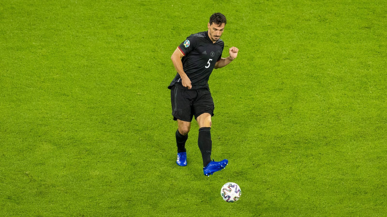 
                <strong>Abwehr: Mats Hummels</strong><br>
                Hummels nimmt die zentrale Position in der Dreierkette ein. Mit seiner Erfahrung ist er in Wembley unverzichtbar.
              