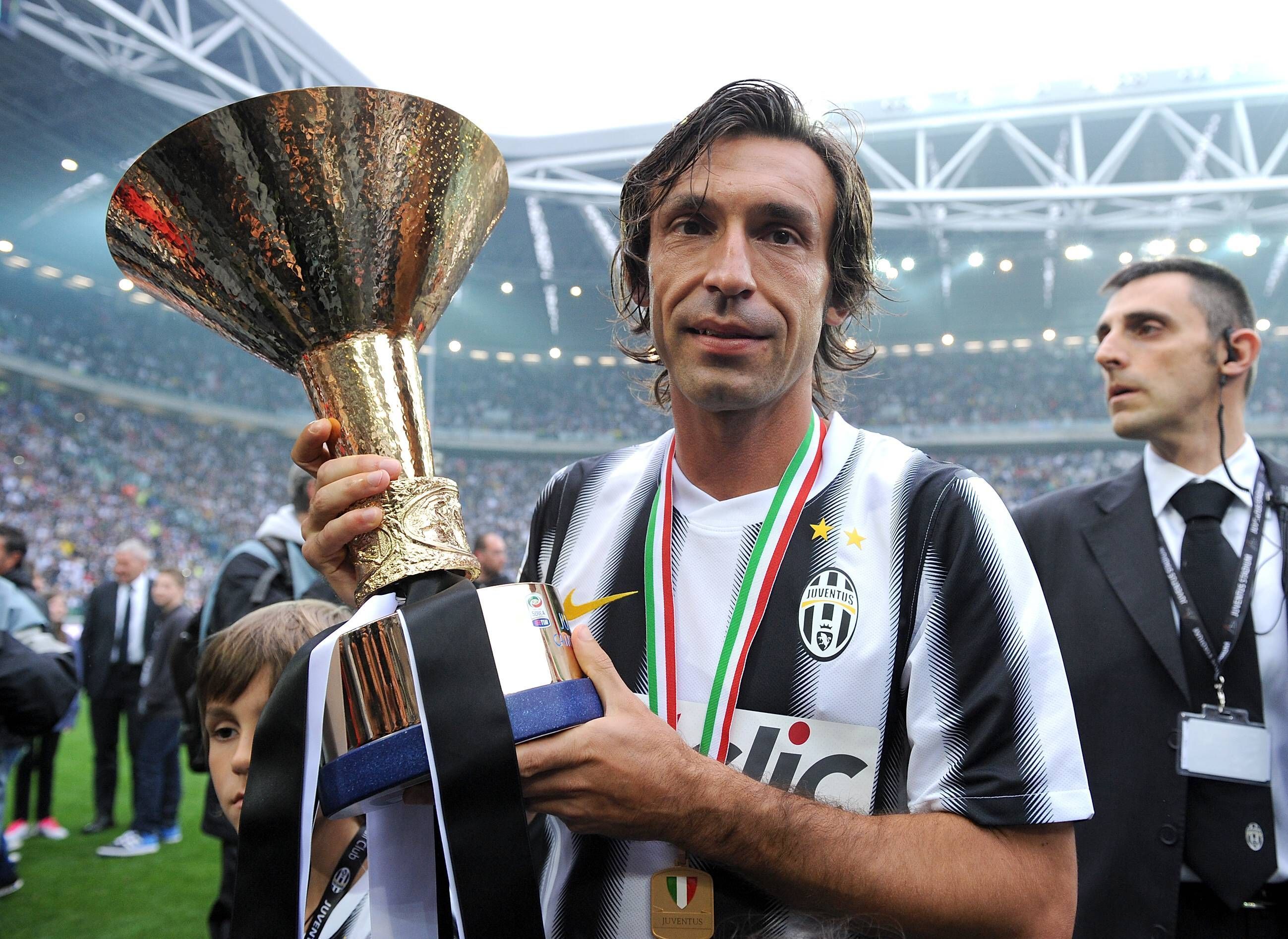 
                <strong>Italien: Juventus Turin 2011/12  </strong><br>
                Der Rekord- und Serienmeister Italiens schaffte es 2011/12, die Saison mit einer weißen Weste abzuschließen. Das Team von Trainer Antonio Conte stand nach 38 Spieltagen mit 84 Punkten an der Tabellenspitze. Aufgrund vieler Remis (15) waren es letzlich aber "nur" vier Punkte Vorsprung, die Andrea Pirlo und Co. am Ende Vorsprung auf den AC Mailand hatten. 
              