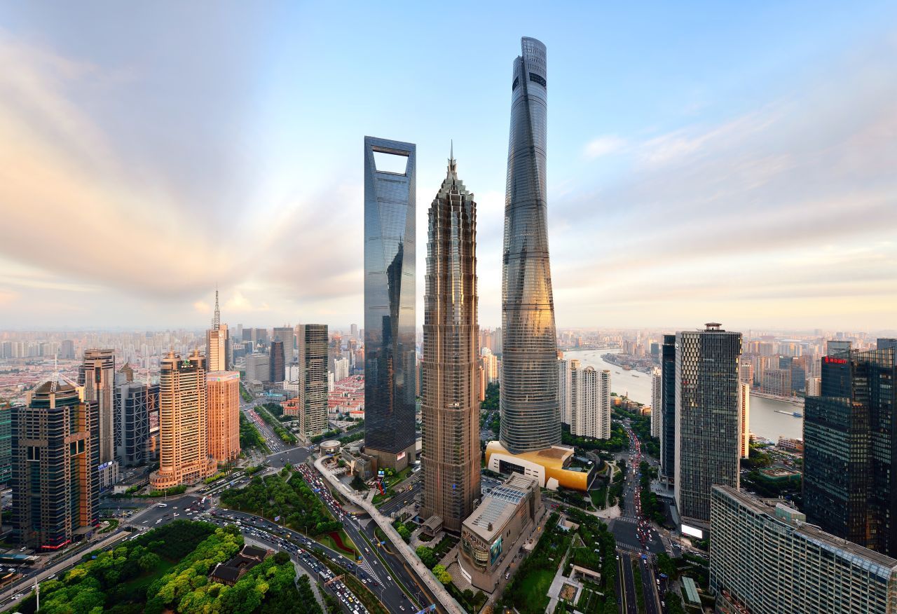 Der Shanghai Tower in der chinesischen Millionenstadt ist 623 Meter hoch. Der Wolkenkratzer hat128 Etagen über und fünf Etagen unter der Erde. Es hat insgesamt 106 Aufzüge und ist das zweithöchste Gebäude weltweit.