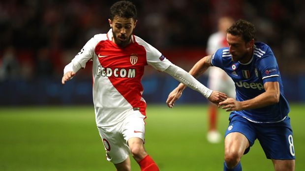 
                <strong>Bernardo Silva (AS Monaco)</strong><br>
                Im Januar 2015 wechselt Bernardo Silva von Benfica Lissabon zur AS Monaco. Aus der Startelf ist der 1,73-Meter-große Portugiese nicht mehr wegzudenken. Auf der rechten Außenbahn überragt er als Vorlagengeber für die Offensivstars, darunter Kylian Mbappe und Radamel Falcao. Bei acht eigenen Treffern bereitete er elf Tore in der Ligue 1 vor. In der Königsklasse netzte er doppelt ein.  
              