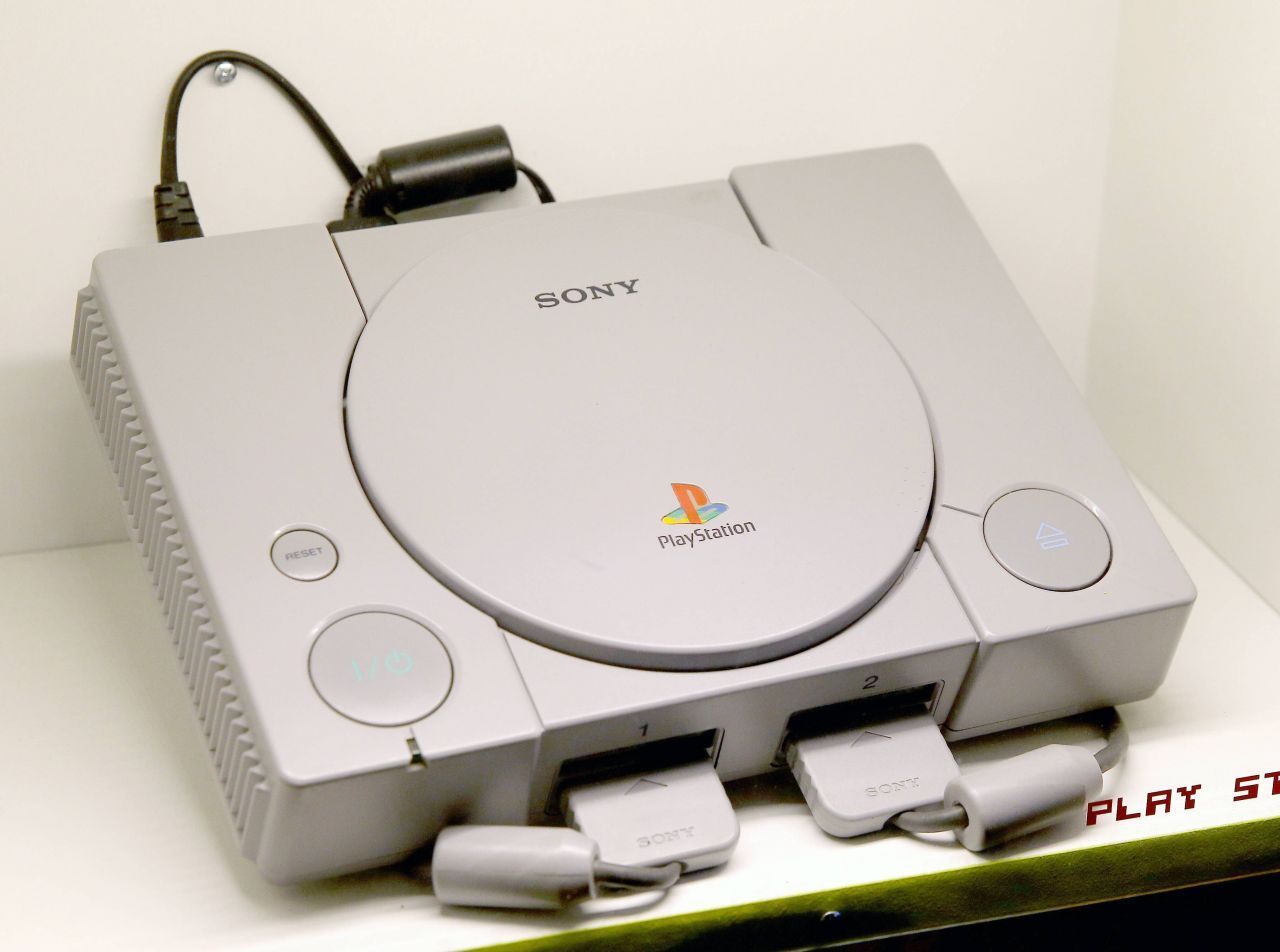 1990er: Mit der "Playstation I" von Sony (im Bild) und dem "Nintendo 64" erscheinen Videospiele erstmals in 3D.