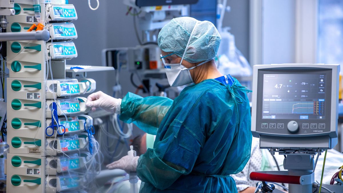 Ärzte und Pflegekräfte in einem Behandlungszimmer an einer Klinik in Rostock.