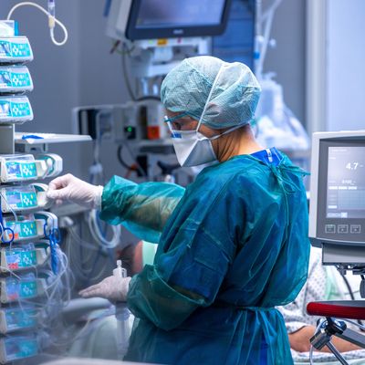 Ärzte und Pflegekräfte in einem Behandlungszimmer an einer Klinik in Rostock.