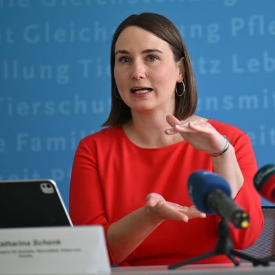 Gesundheitsministerin Schenk fordert Klarheit bei Klinikhilfen