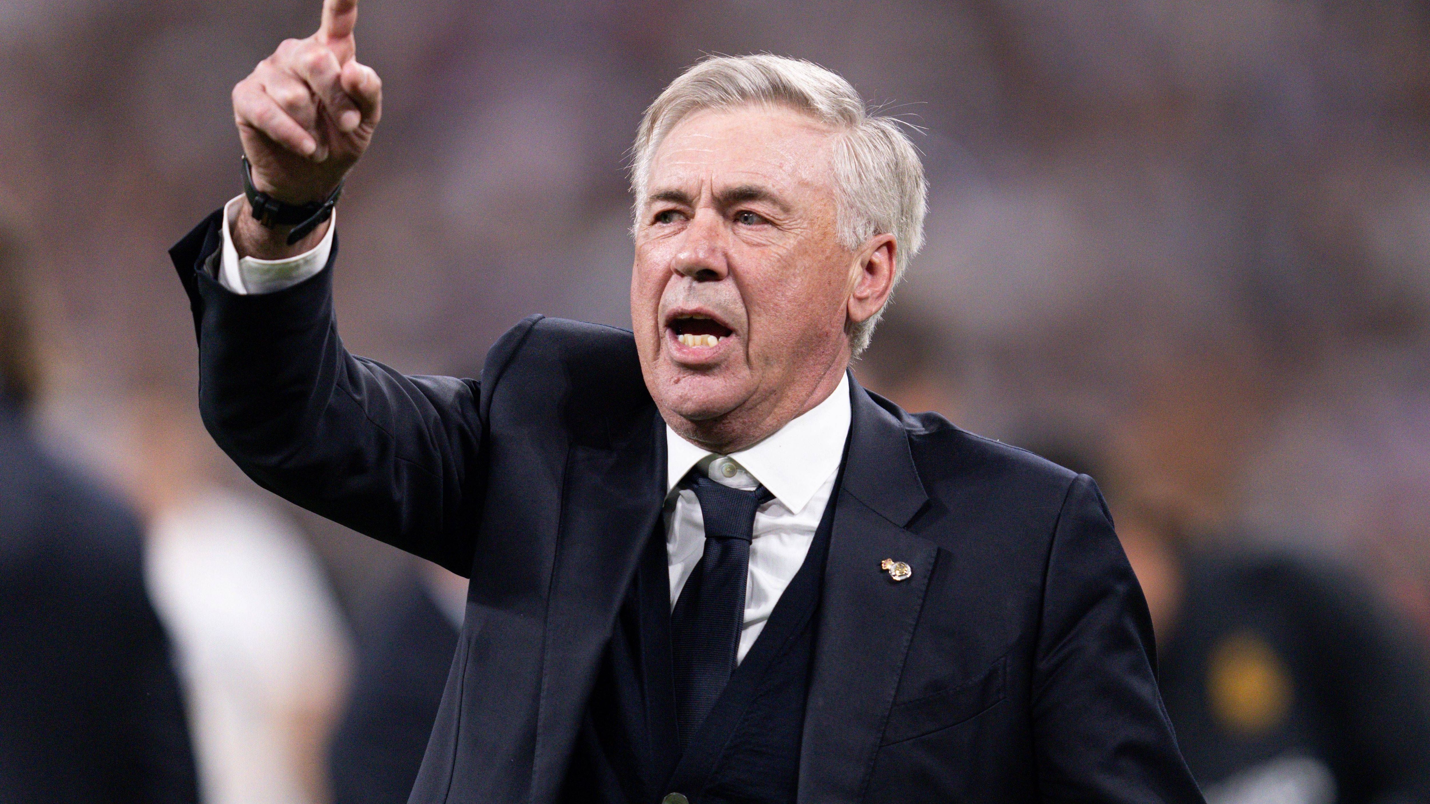 <strong>Carlo Ancelotti (2016 bis 2017)</strong><br>Die Zusammenarbeit mit Carlo Ancelotti war zwar weder sonderlich lang noch erfolgreich, dafür aber ziemlich teuer. Die “Bild“ berichtete von einem Grundgehalt in Höhe von zwölf Millionen Euro plus drei Millionen an möglichen Bonus-Zahlungen. Ob der Italiener diese eingeheimst hat, ist unklar, jedoch soll er eine saftige Abfindung kassiert haben ...