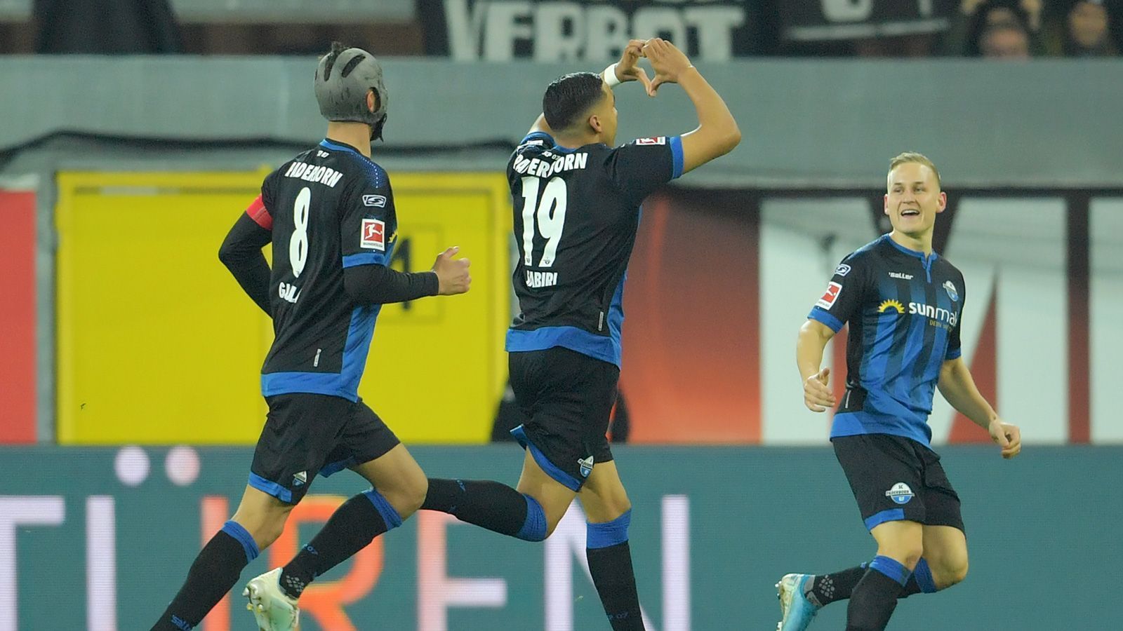 
                <strong>18. SC Paderborn (16 Punkte)</strong><br>
                Die Mannschaft mit den geringsten Mitteln steht auf dem letzten Tabellenplatz. Paderborn überraschte zwar mit ein paar mutigen Auftritten (3:3 in Dortmund, 2:3 in München), doch letztlich fehlten bislang die sportlichen Mittel, um konstant zu punkten. Das Ziel Klassenerhalt bzw. Relegation ist noch nicht aus den Augen, doch bei einem harten Restprogramm (Dortmund, Leipzig, Gladbach) könnte das direkte Duell in Düsseldorf am Samstag schon zum Schicksalsspiel werden.
              