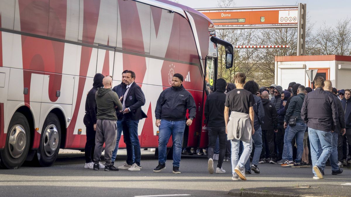 AMSTERDAM - Ajax coach John van t Schip talks to some of the dozens of Ajax supporters at the Johan Cruijff ArenA who were waiting for the players bus. The bus arrived from Rotterdam where Ajax los...