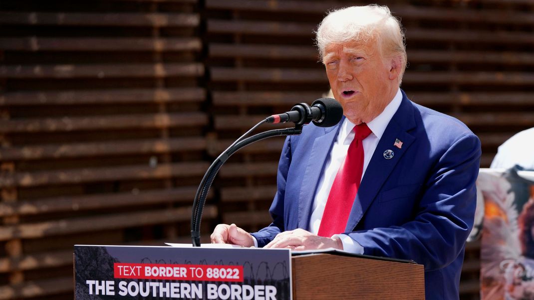 Der republikanische Präsidentschaftskandidat und frühere US-Präsident Donald Trump spricht an der südlichen Grenze zu Mexiko.