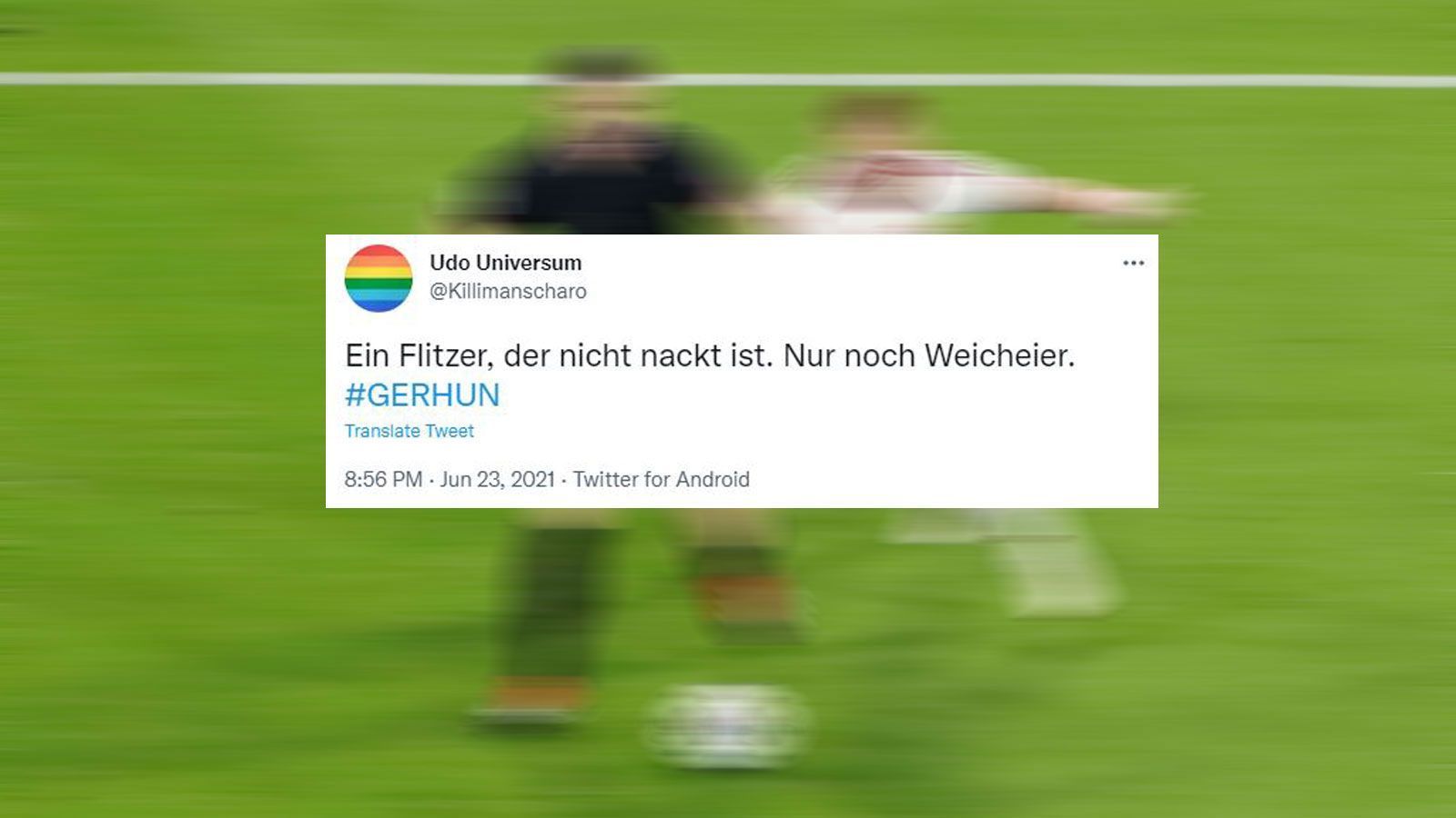 
                <strong>Flitzer crasht Hymne</strong><br>
                Während der ungarischen Nationalhymne läuft ein Flitzer mit Regenbogenfahne aufs Feld - und erhält im Anschluss natürlich auch im Netz Aufmerksamkeit.
              