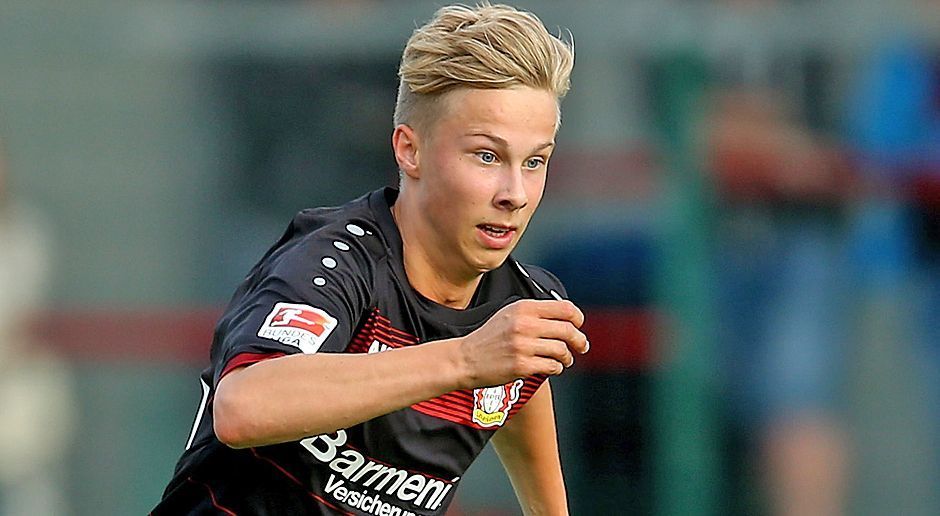 
                <strong>Offensives Mittelfeld: Sam Schreck (Bayer 04 Leverkusen)</strong><br>
                Offensives Mittelfeld: Sam Schreck (Bayer 04 Leverkusen)Vor einem Jahr spielte Schreck beim FC St. Pauli und galt als das Supertalent. FC Bayern München, Borussia Mönchengladbach, FC Barcelona, Real Madrid, Manchester City und weitere Teams wurden bereits mit dem 18-Jährigen in Verbindung gebracht. Doch Schreck zog es zu Bayer 04. Dort zieht er als einer der jüngsten Spieler die Fäden im Mittelfeld und hat acht Saisontreffer auf dem Konto. Zudem unterschrieb er einen Fünfjahresvertrag in Leverkusen, der ihm 40.000 Euro im Monat einbringen soll. 
              