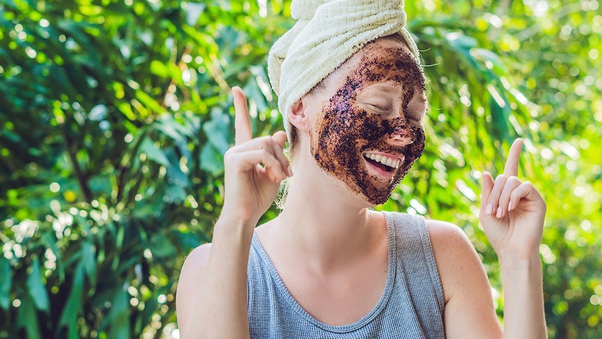 Ein Peeling für das Gesicht – ob mit Kaffee, Heilerde oder Mohn – bringt dich zum Strahlen! Die besten DIY-Rezepte zum Selbermachen findest du im Beauty-Artikel.