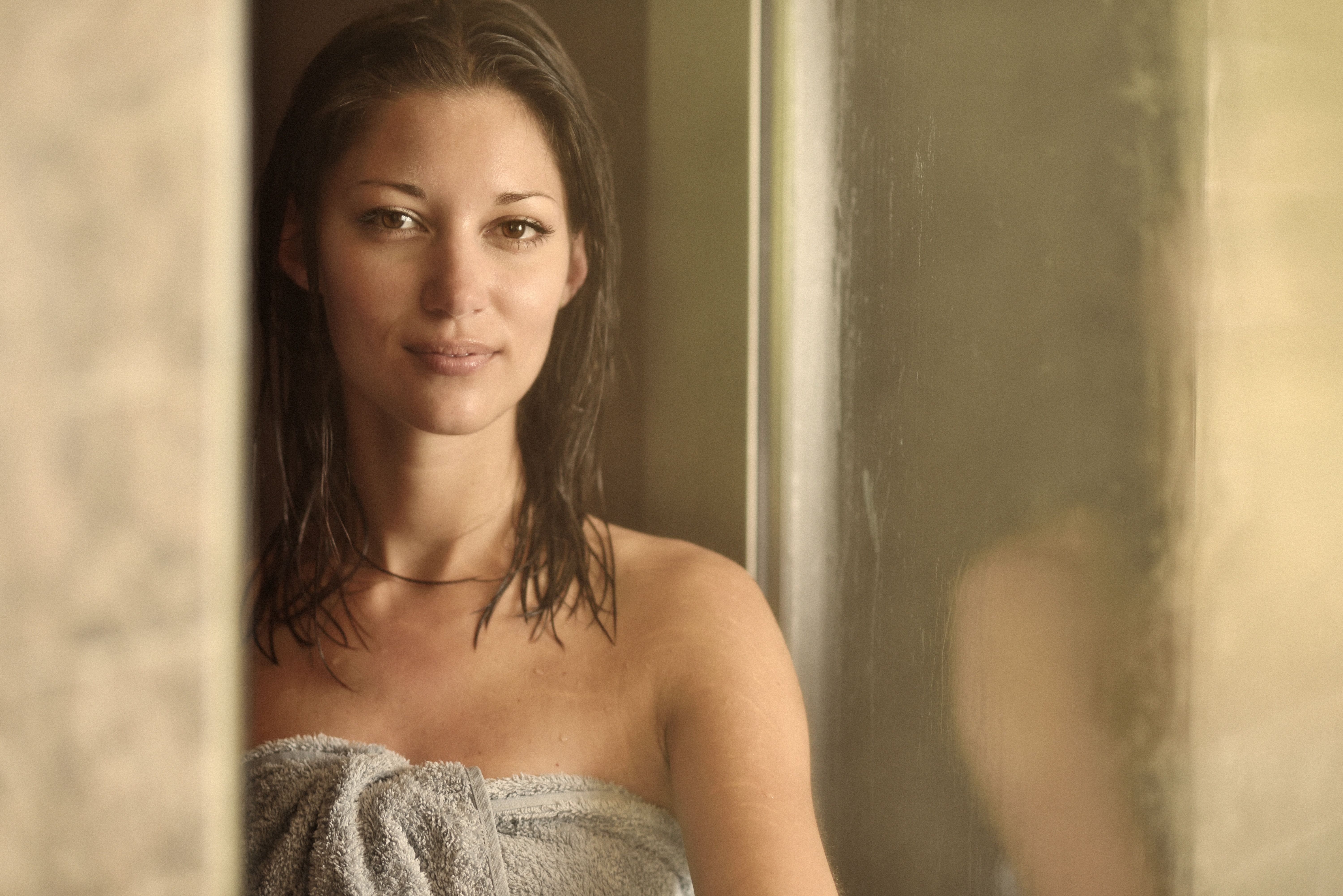 Mia erlebt im Dampfbad ihr erstes erotisches Abenteuer mit einer Frau.