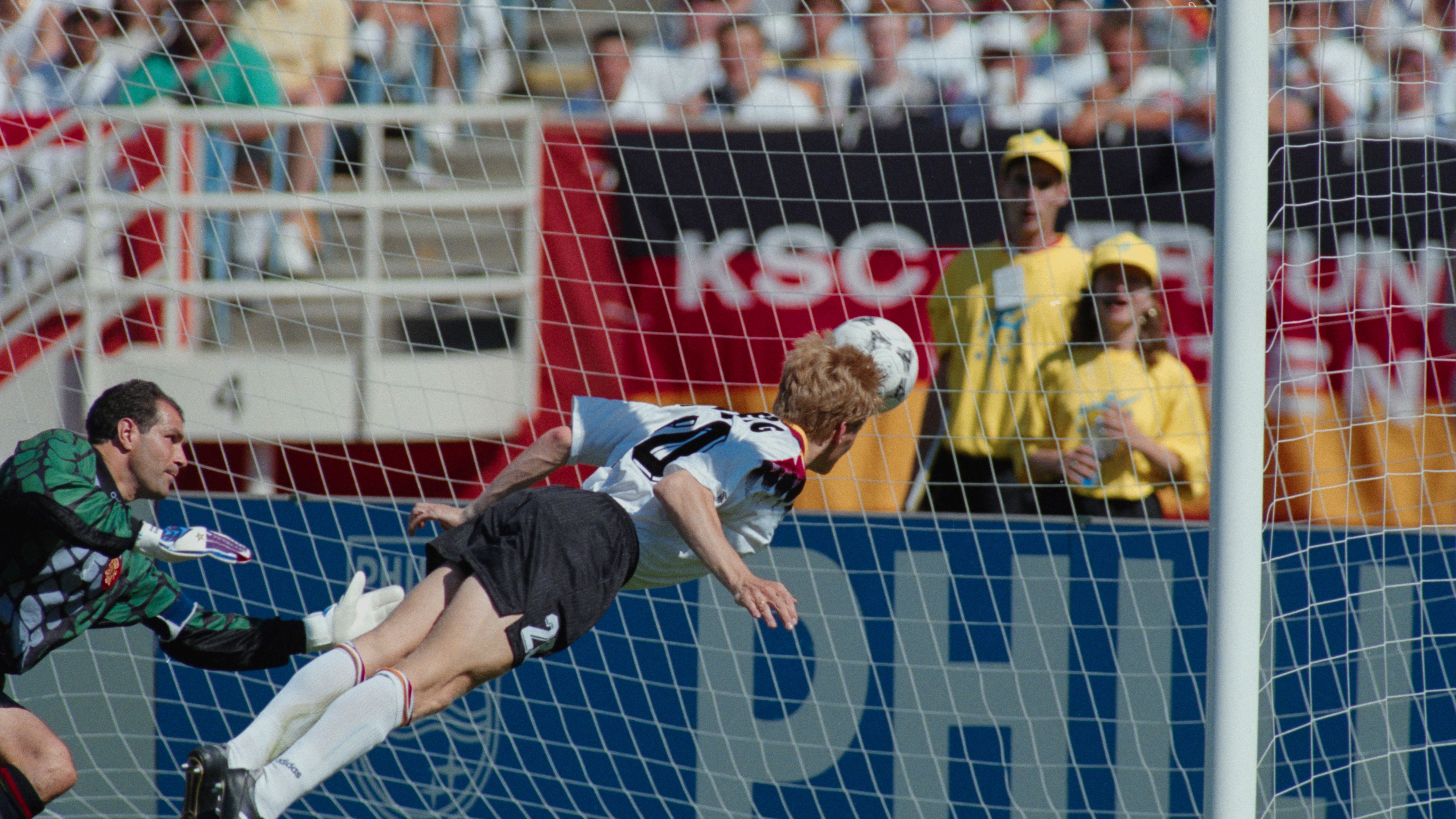 <strong>WM 1994, 2. Spieltag, Spanien - Deutschland 1:1</strong><br>Für das vorherige Duell ist schon ein Blick ins 20. Jahrhundert nötig. Die Iberer traten damals übrigens mit den späteren Trainern im Kader an: Enrique stand in der Startelf, Lopetegui nahm auf der Bank Platz. Kurz nach Wiederbeginn gelang Klinsmann nach Vorlage von Häßler der Ausgleichs- und zweite Turniertreffer ...