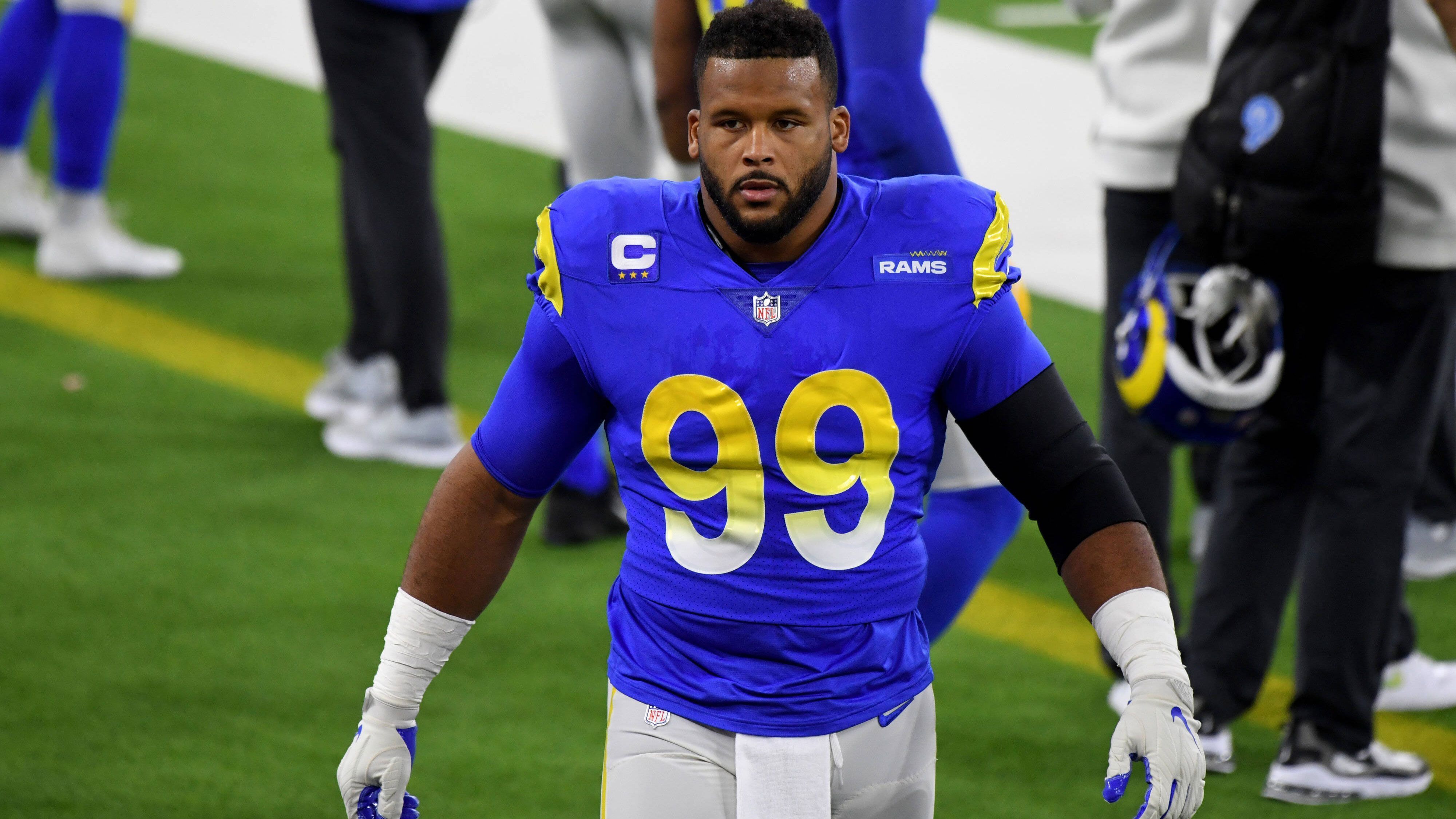 
                <strong>Platz 1: Aaron Donald (Defensive End, Los Angeles Rams)</strong><br>
                Am wahrscheinlichsten ist laut Wettanbietern, dass Aaron Donald seinen Titel als bester Defensivspieler in der NFL im Jahr 2021 verteidigt. Die Buchmacher geben ihm eine Quote von +400. Bei 100 Dollar Einsatz bekommt man also "nur" 400 Dollar ausgezahlt.Donald hat den Award bereits drei Mal gewinnen können, das schafften lediglich JJ Watt und Lawrence Taylor. Eine vierte Auszeichnung für Donald wäre ein neuer NFL-Rekord.
              