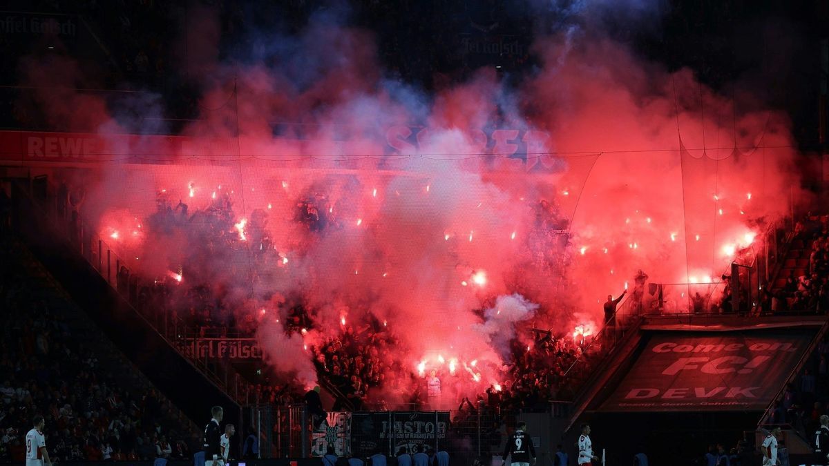 Pyrotechnik wird immer wieder in Stadien gezündet