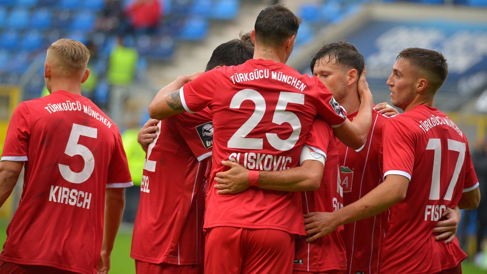 
                <strong>Türkgücü München</strong><br>
                Zurück nach München, wo neben 1860 und dem FC Bayern II nun mit Türkgücü ein dritter Klub in der 3. Liga vertreten ist. Besonders ist die Geschichte des Drittliga-Aufsteigers aus der bayerischen Landeshauptstadt, denn es ist der erste Profiklub in Deutschland, der von Migranten gegründet wurde. Der recht international zusammengestellte Kader von Türkgücü kann im Karrieremodus noch mit einem Transferbudget von etwa einer Million Euro verstärkt werden. Der ein oder andere, klingende Name ist bereits zum Start in FIFA 21 dabei, etwa der frühere Bundesliga-Profi Sercan Sararer. Mit den Voreinstellungen von EA Sports beträgt die Grundstärke des Kaders derzeit eine 63 und liegt damit auf Platz 17 im Drittliga-Vergleich. Schwächer sind die beiden Mitaufsteiger Lübeck und Verl. 
              