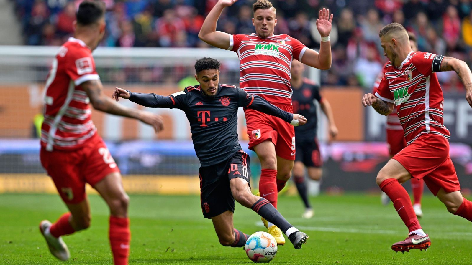 
                <strong>Rechte Abwehrseite: Noussair Mazraoui</strong><br>
                Der sicherste Streichkandidat aus der ersten Elf, die 0:1 beim FC Augsburg verloren hat, ist Rechtsverteidiger Noussair Mazraoui. Der Marokkaner konnte gegen den FCA nicht überzeugen und wurde bereits nach 62 Minuten gegen den deutlich offensiveren Serge Gnabry ausgetauscht. Benjamin Pavard steht bereits in den Startlöchern, er wird mit an Sicherheit grenzender Wahrscheinlichkeit gegen Bayer Leverkusen (am Freitag ab 20:30 Uhr live im Ticker auf ran.de) beginnen.
              