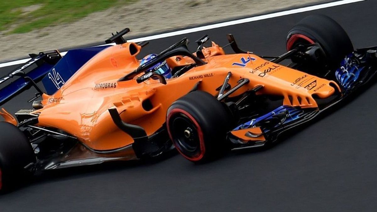 Fernando Alonsos McLaren-Renault verliert ein Hinterrad