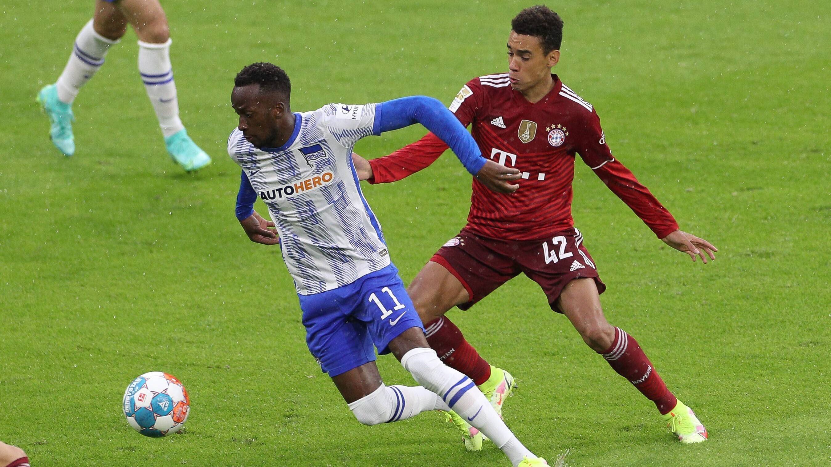 
                <strong>Spielfreudig, zweikampfstark und torgefährlich - Jamal Musiala gegen Hertha BSC</strong><br>
                In der Folge sorgt der gebürtige Stuttgarter immer wieder mit seinen schnellen Antritten für Gefahr und treibt damit das Spiel des deutschen Rekordmeisters an. Der 18-Jährige läuft seine Gegenspieler unermüdlich, kann sie vorerst allerdings nicht zu Fehlern zwingen.
              