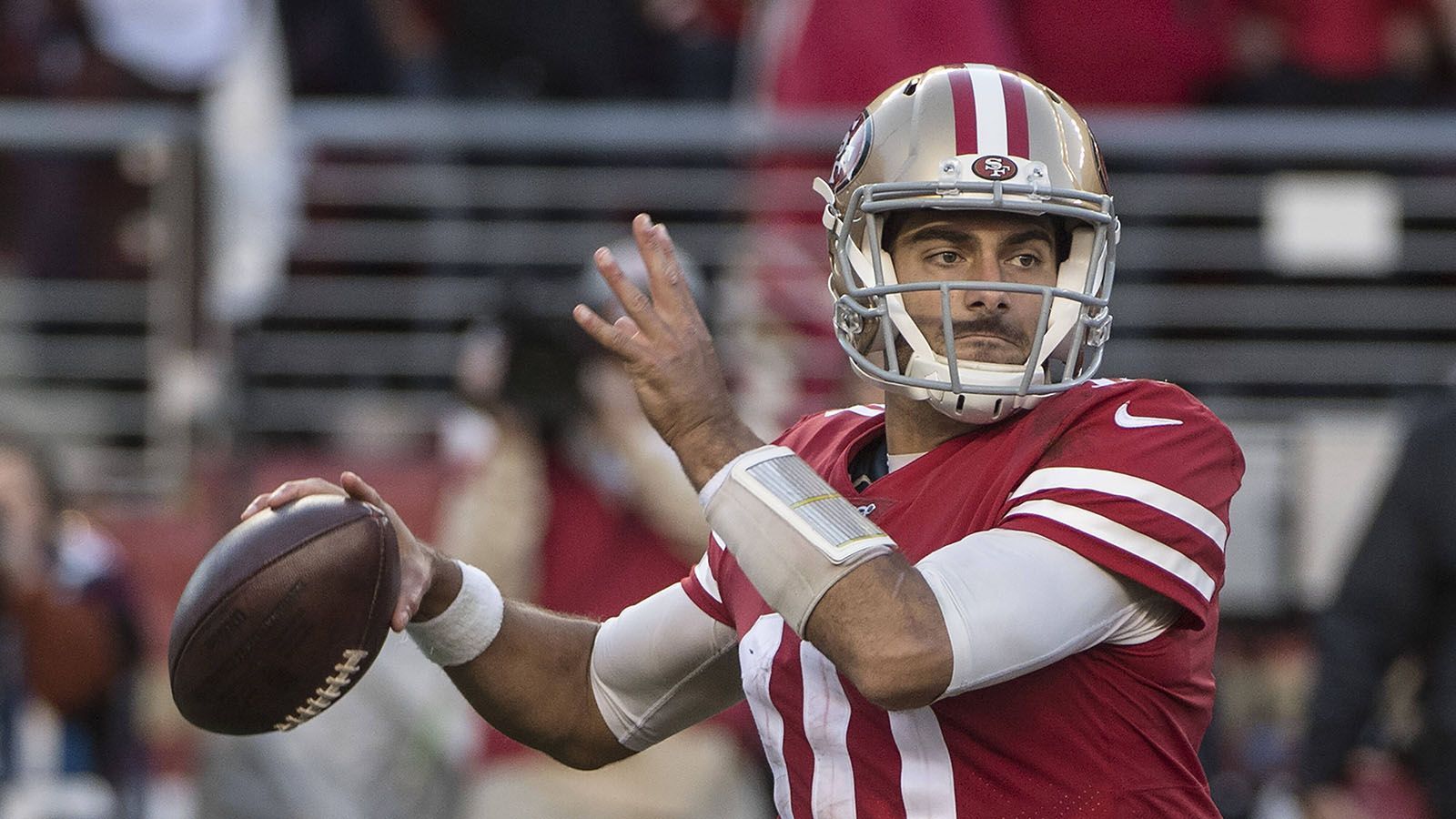 
                <strong>Jimmy Garoppolo (San Francisco 49ers)</strong><br>
                Jimmy Garoppolo, Quarterback der San Francisco 49ers, durfte schon zwei Mal die Vince Lombardi Trophy in die Hände nehmen. Mit den New England Patriots gewann Jimmy G. als Backup von Superstar Tom Brady Super Bowl 49 und 51.
              