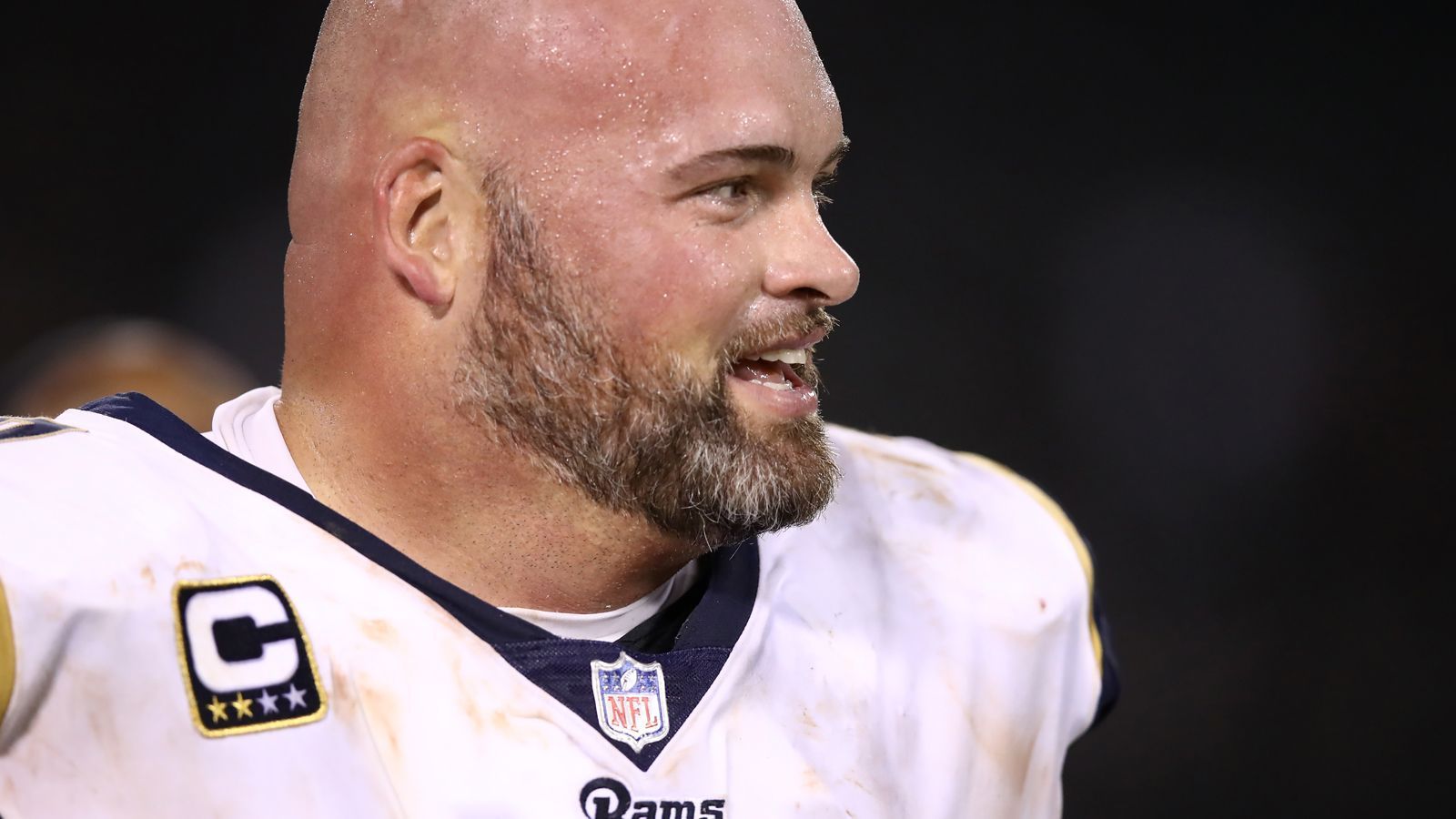 
                <strong>Andrew Whitworth (Los Angeles Rams)</strong><br>
                Andrew Whitworth muss auf einen Sieg hoffen: Der Tackle bekommt 500.000 Dollar, wenn die Los Angeles Rams ihr letztes Spiel gegen die Cardinals gewinnen.
              