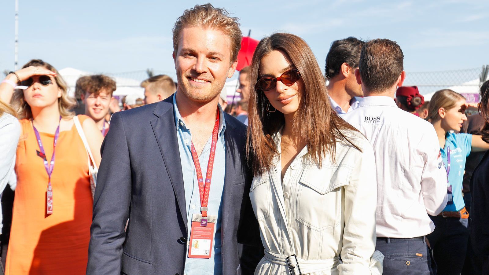 
                <strong>Schaulaufen der Prominenz</strong><br>
                Aber natürlich lockt das Event nicht nur Motorsport begeisterte Fans auf das Gelände in Tempelhof. Auch die Prominenz ist selbstverständlich regelmäßig vertreten. Im vergangenen Jahr ließ es sich Ex-Formel-1-Champion Nico Rosberg (li.) nicht nehmen, sich die Rennen in Berlin anzuschauen. Begleitet wurde er von Model Emily Ratajkowski.
              